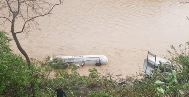 त्रिशूली नदीमा आज बिहान ग्यास बुलेट पल्टिँदा चालकको मृत्यु