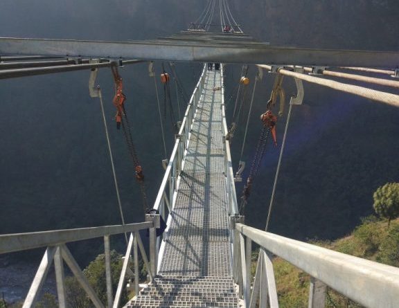 अग्ला र लामा झोलुङ्गे पुल
